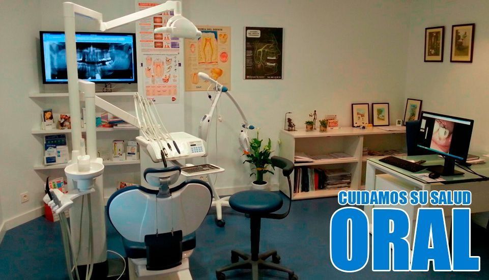 Consultorio dental con sillón, instrumental y computadora, promoviendo la salud bucal.