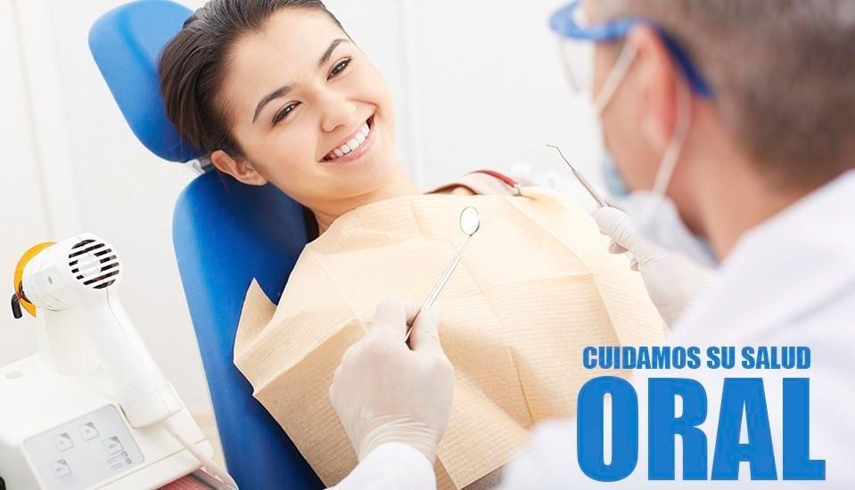 Dentista examinando a un paciente sonriente en un sillón dental. Texto: 