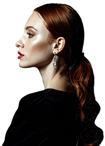 Femme aux cheveux auburn en queue de cheval basse, portant un haut noir et des boucles d'oreilles pendantes, vue de profil.