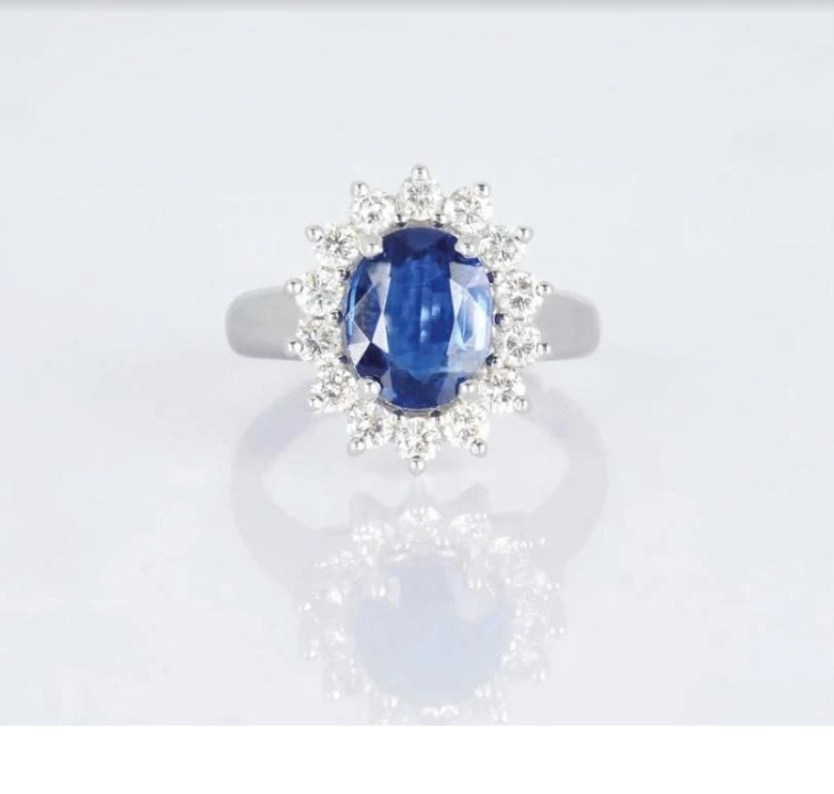 Profil d'une personne aux yeux fermés, éclairé par la lumière du soleil, portant une délicate boucle d'oreille en forme de larme.