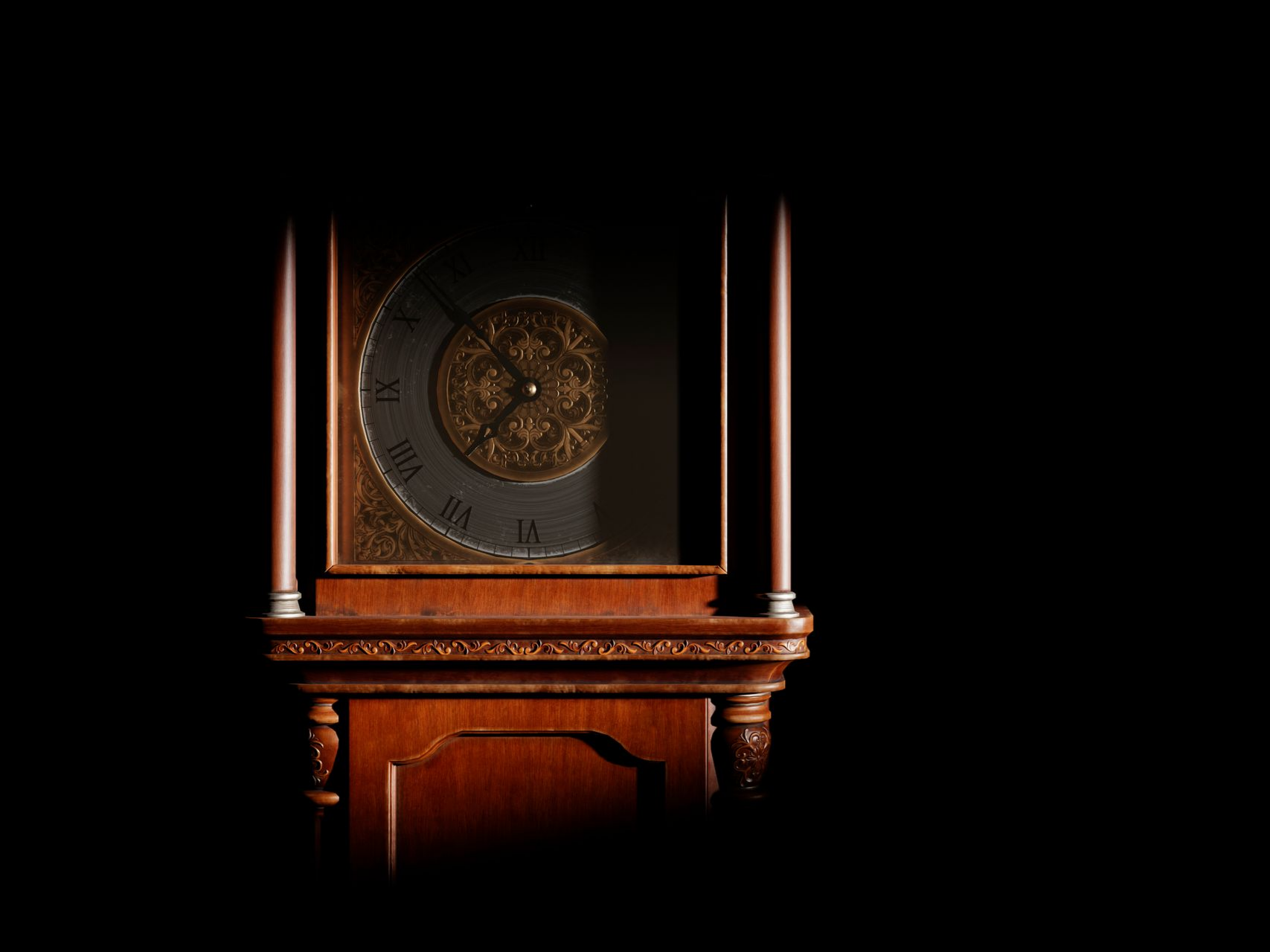 Horloge de grand-père ancienne avec cadran orné, sur fond sombre.