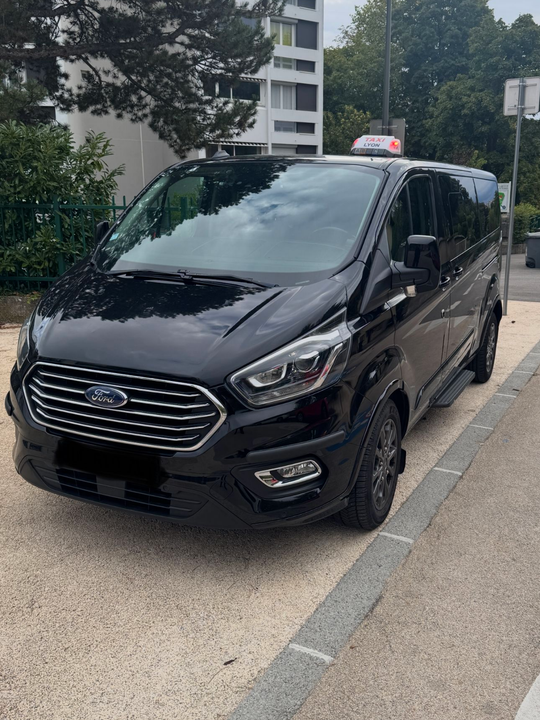 Taxi noir stationné dans une rue.