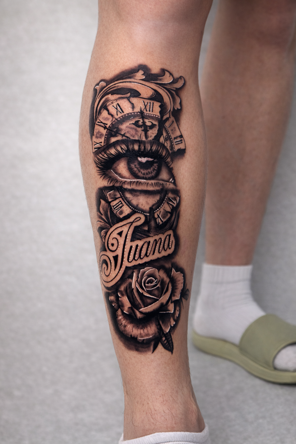 Tatuaje de un ojo llorando bajo un cielo nublado con el nombre