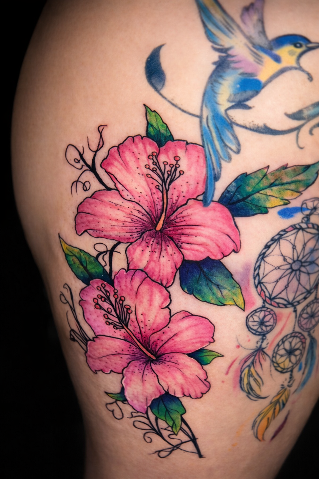 El brazo de una persona siendo tatuado por alguien que usa guantes, con un diseño morado parcialmente terminado.