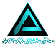 Logotipo con un dise&ntilde;o triangular verde azulado que presenta una "P" estilizada y el texto "@Pablo100.Tattooo".