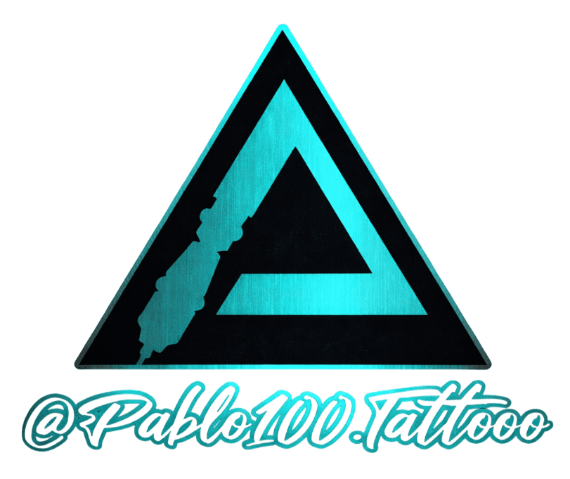 Logotipo con un diseño triangular verde azulado que presenta una "P" estilizada y el texto "@Pablo100.Tattooo".