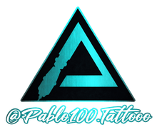 Logotipo con un dise&ntilde;o triangular verde azulado que presenta una "P" estilizada y el texto "@Pablo100.Tattooo".