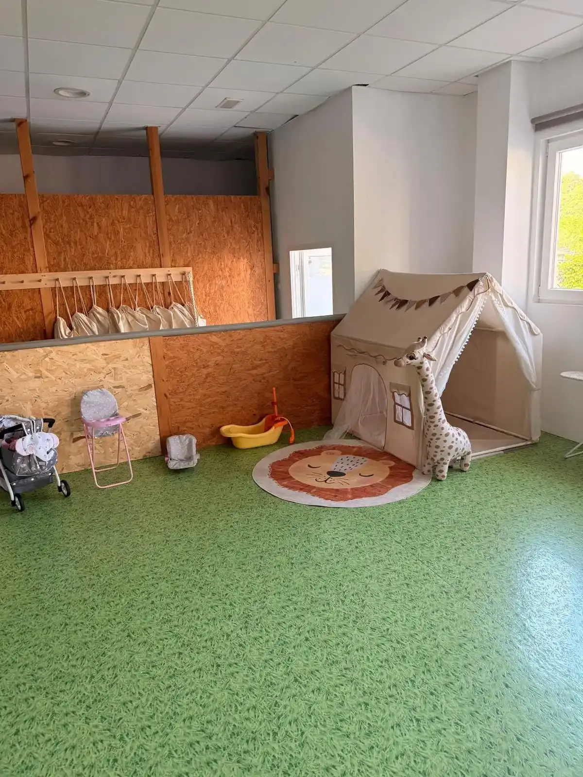 Sala de juegos colorida con una pequeña tienda de campaña