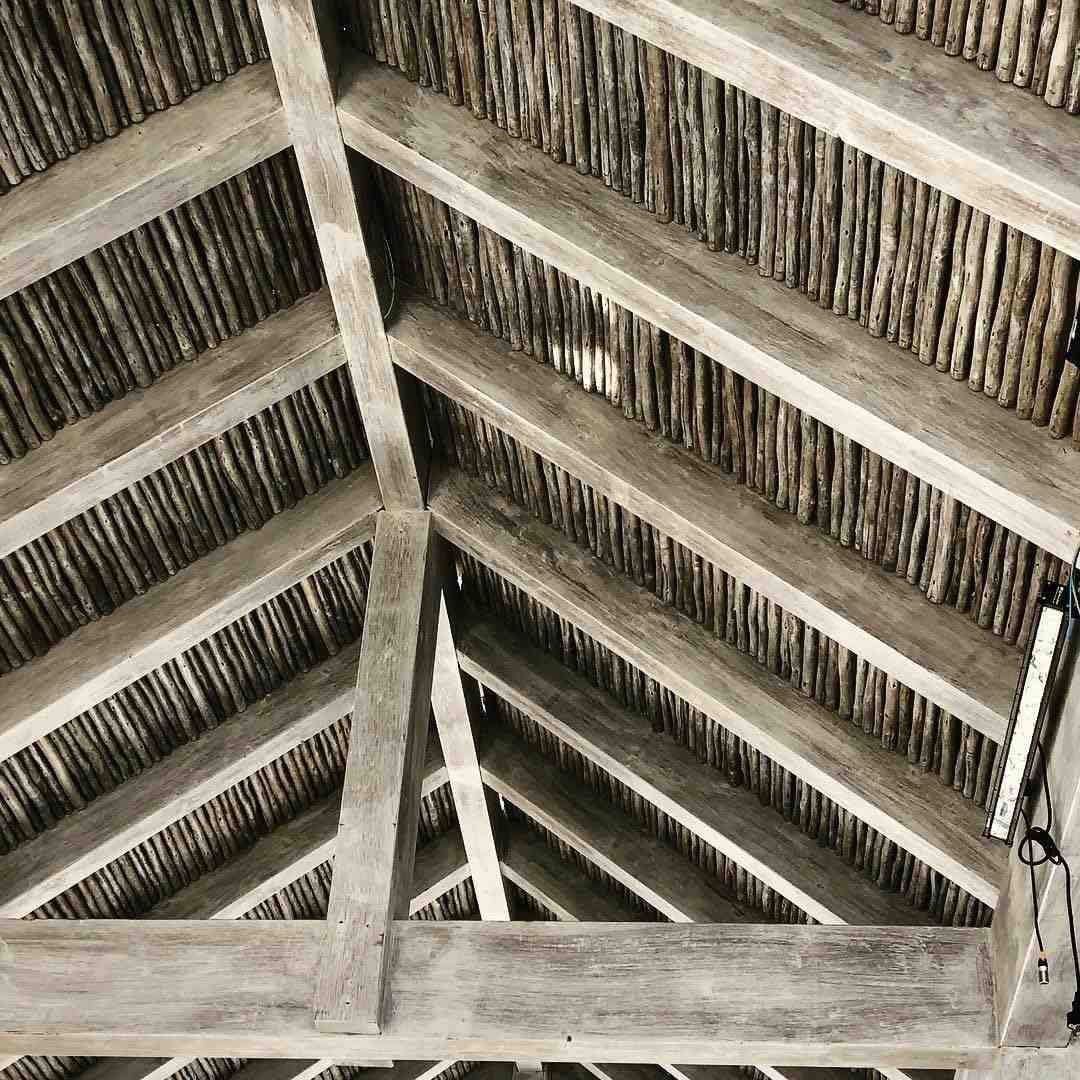 Vigas de madera que sostienen un techo de paja.