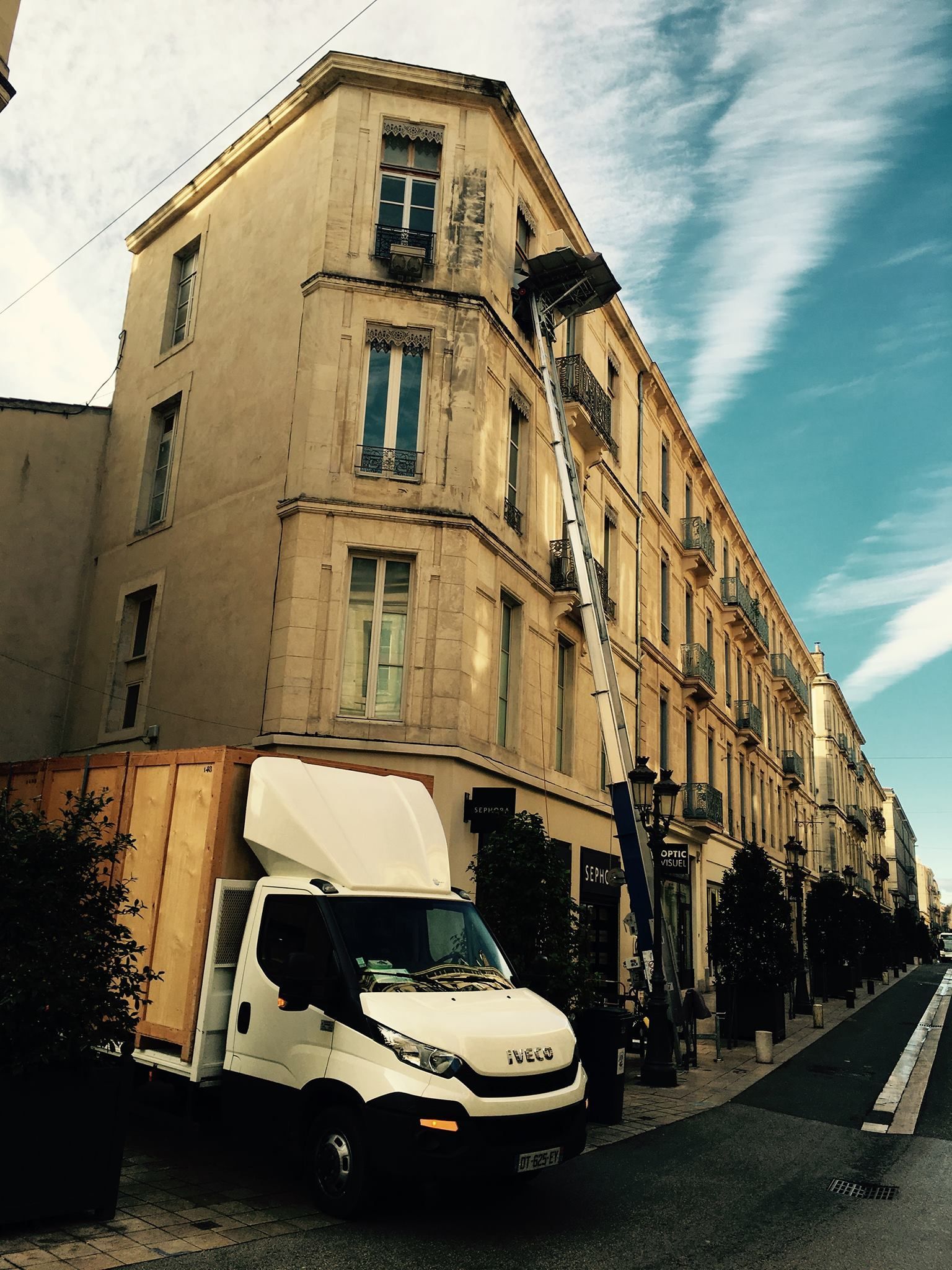 Focus sur le haut d'un vieil immeuble avec un monte-meubles avec plateau