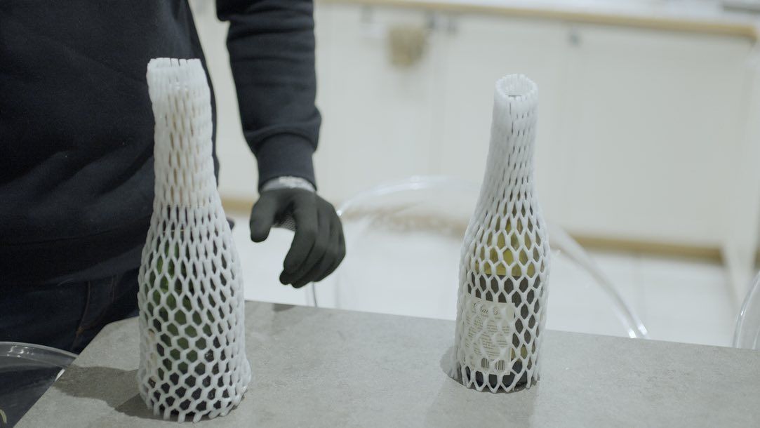 Déménageur qui sécurise des bouteilles de vin pour un déménagement