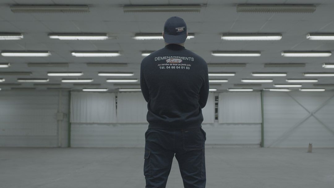 Homme vu de dos avec un sweat déménagement Gaby