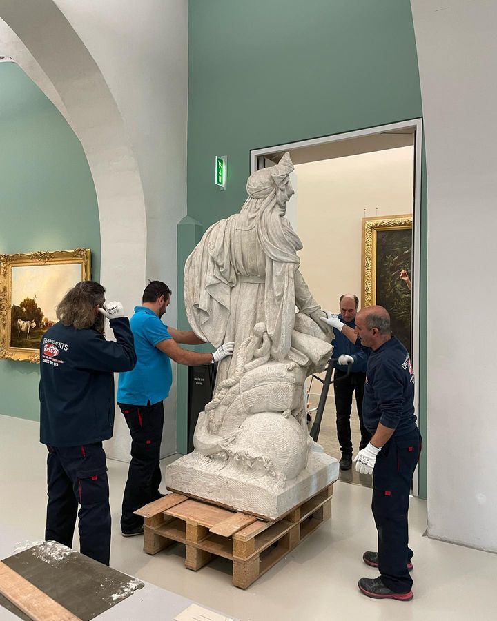 Équipe du déménagement Gaby en train de déménager une statue sur un chariot