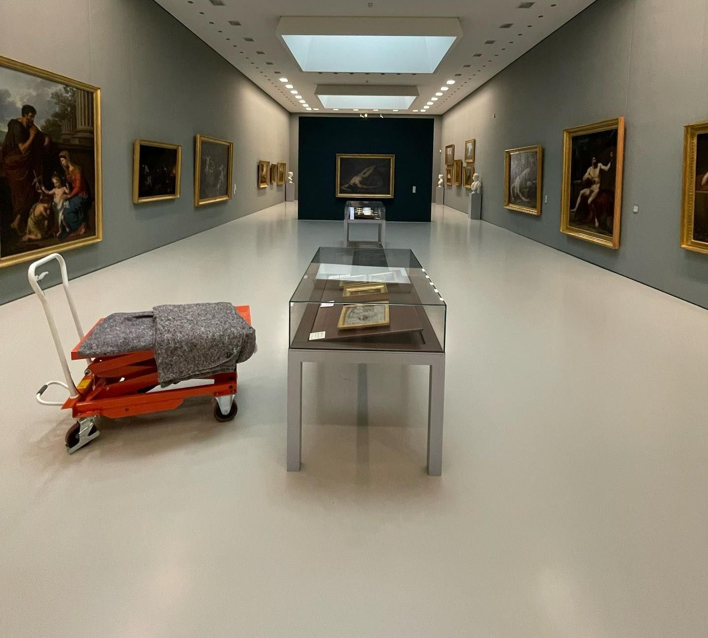 Chariot avec couverture dans un musée