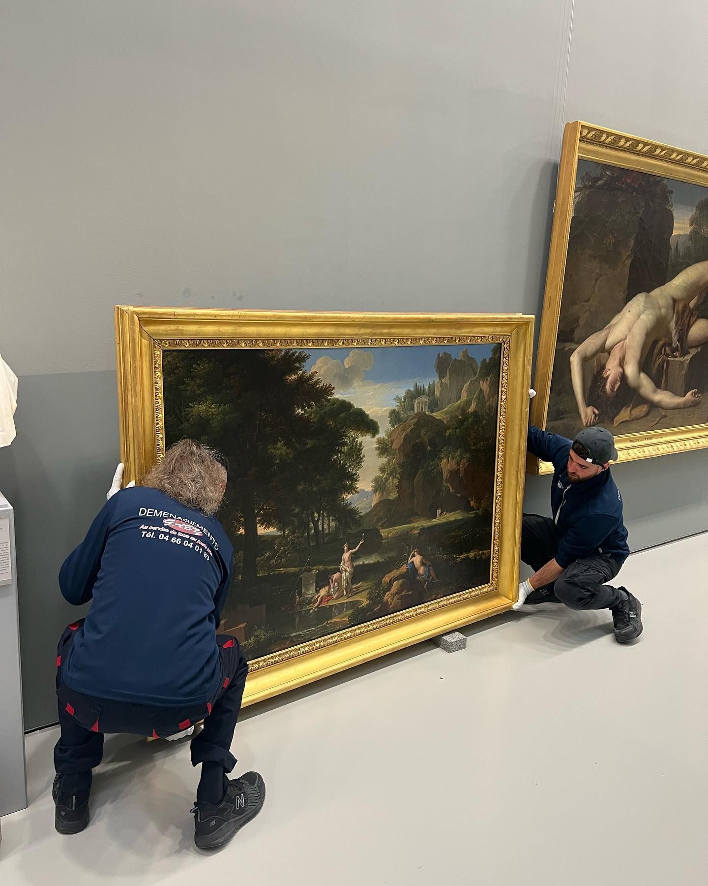 Équipe de Déménagements Gaby qui portent un tableau dans un musée