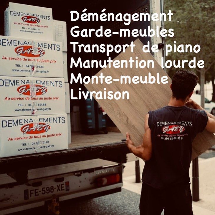 Employé de l'entreprise Déménagements Gaby qui charge des meubles dans un camion