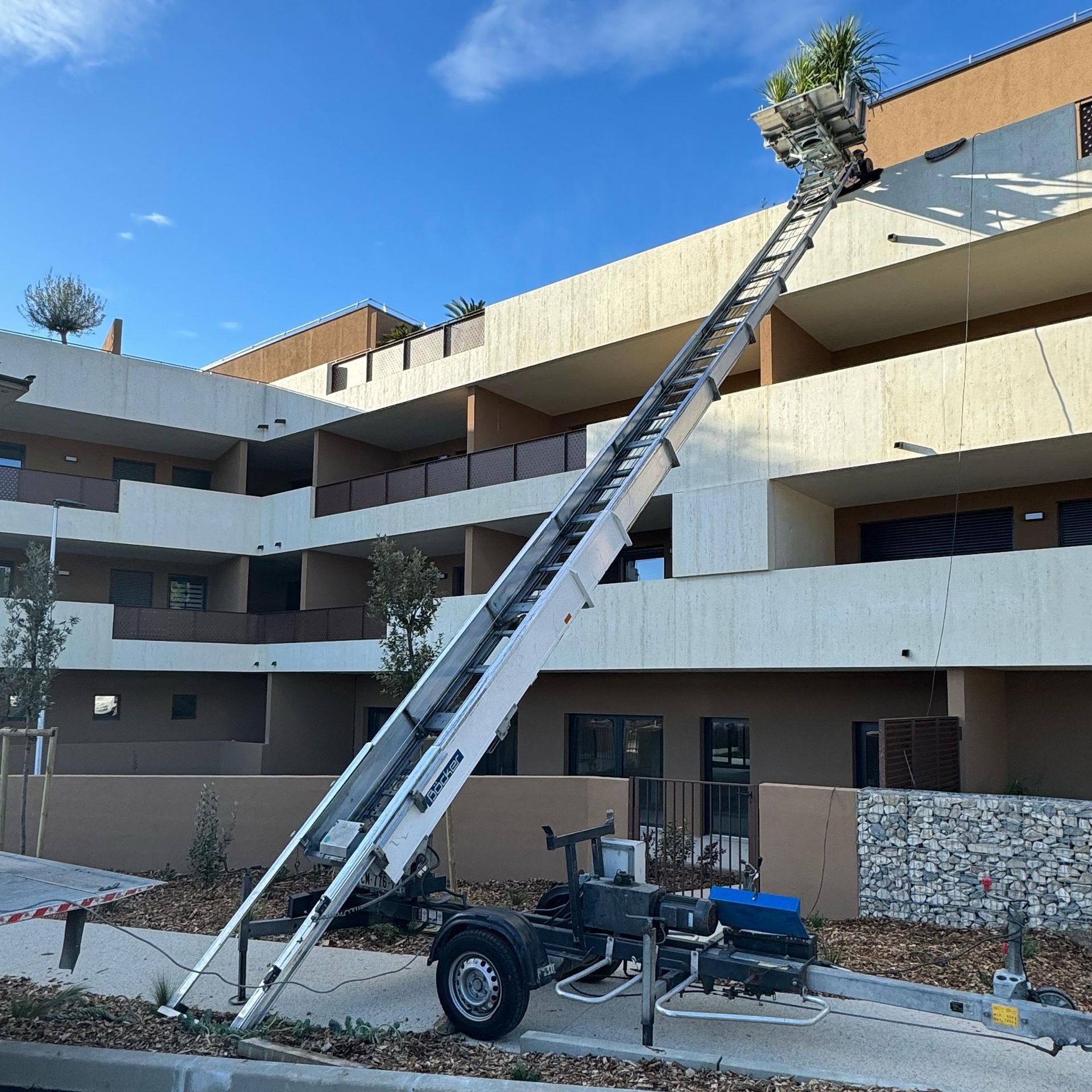 Monte meuble avec des plantes
