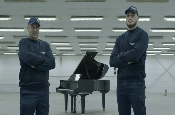 Lit avec quatre oreillers blancs