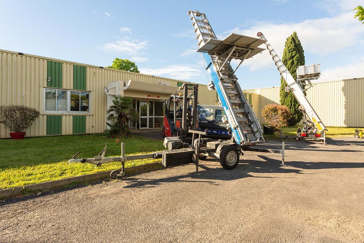Deux monte meuble stationnés devant le bâtiment de Déménagements Gaby