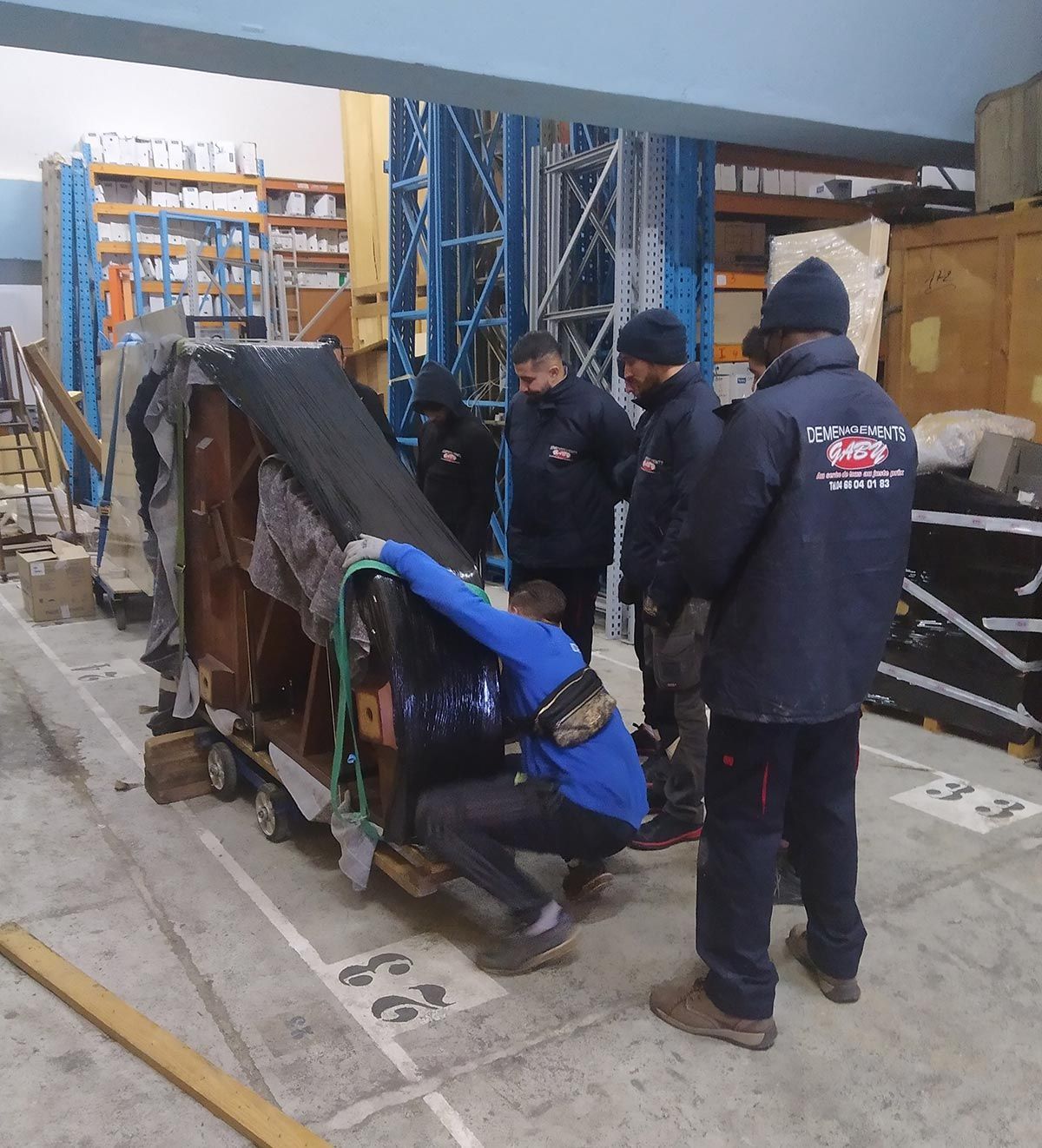 Équipe du déménagement Gaby en train de déménager un piano