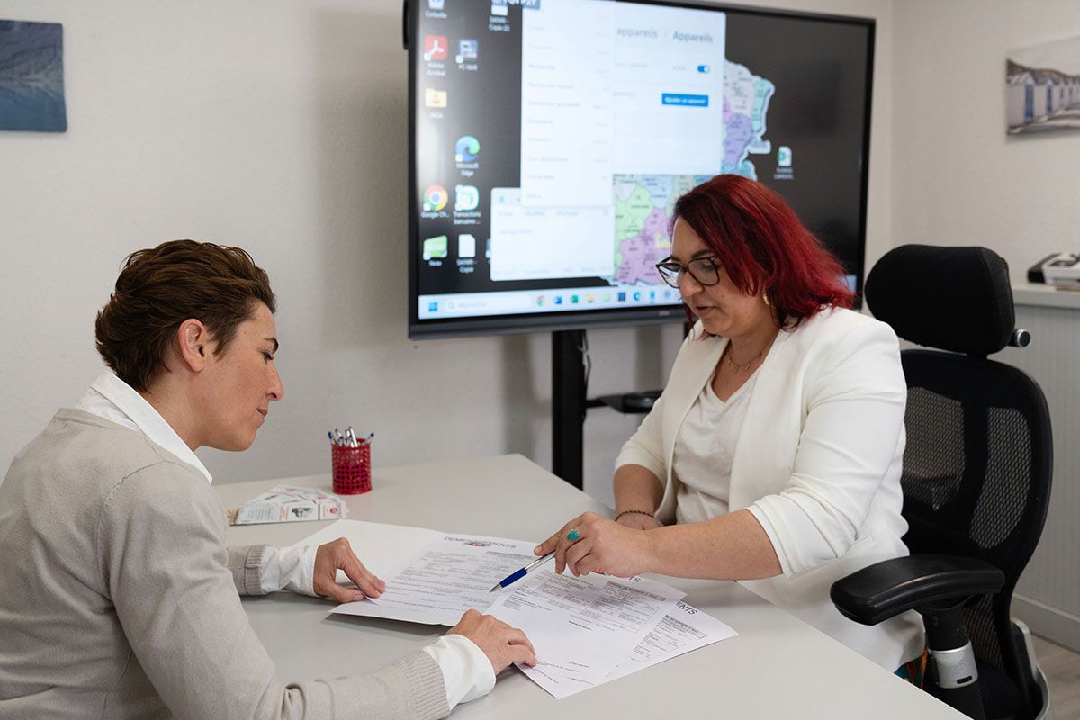 Femme qui explique les procédures de déménagements à une autre femme