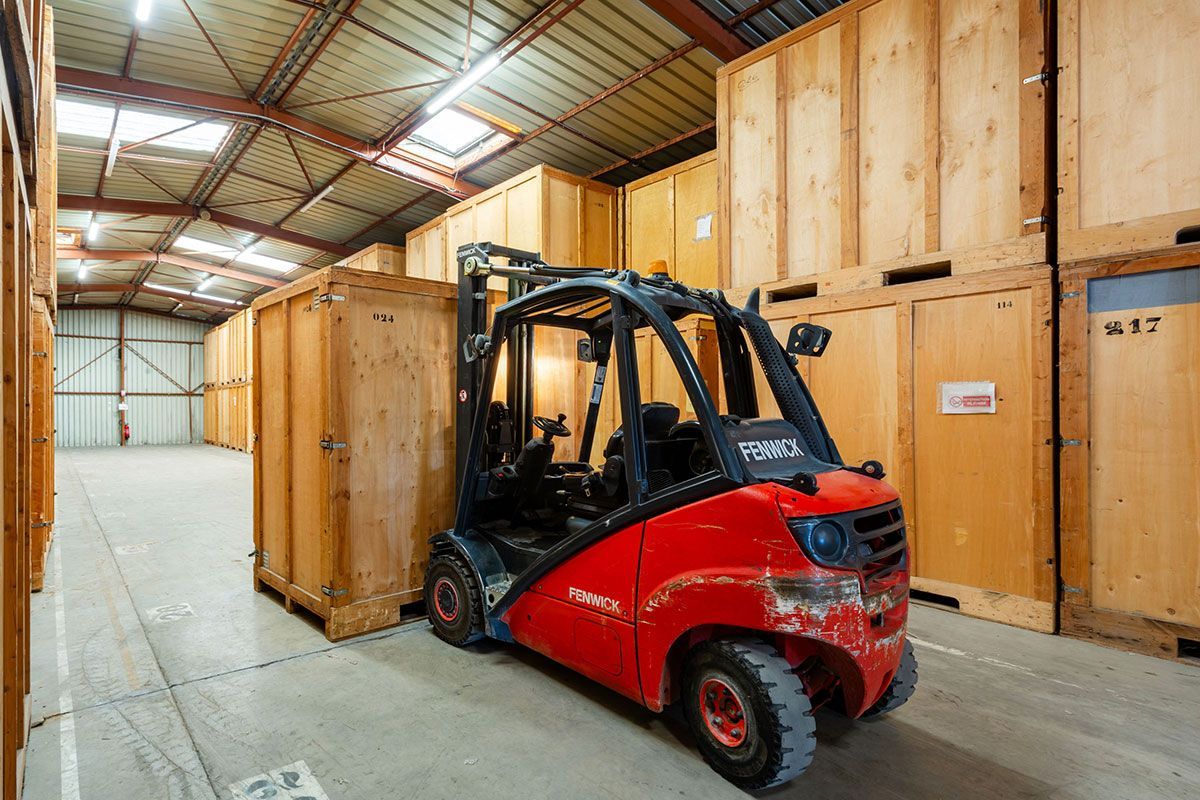 Fenwick rouge qui prend un conteneur de garde-meuble