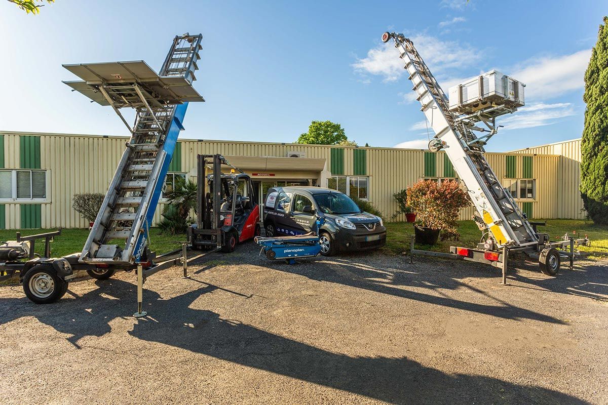 Monte-charges avec une camionnette et un transpalette