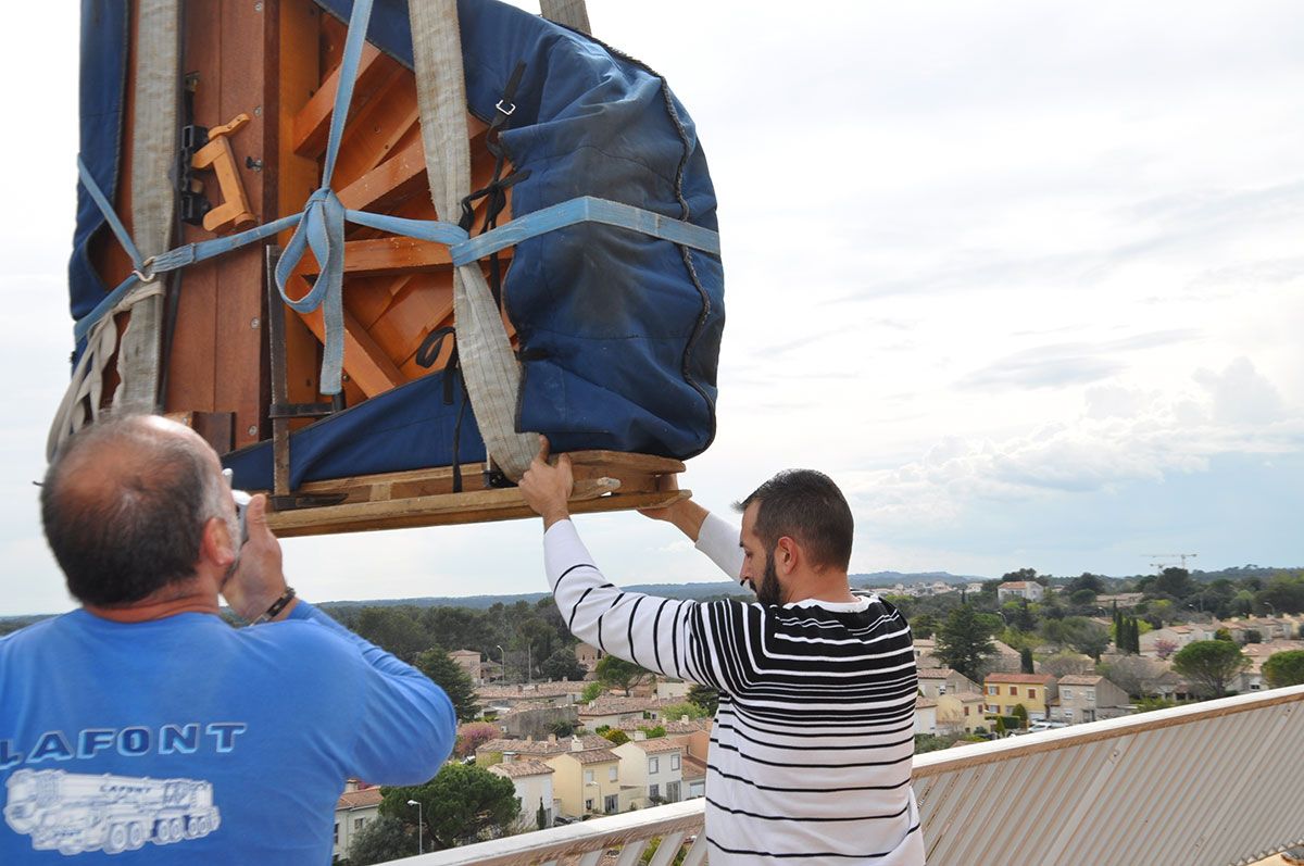 Réception d'un piano sur un balcon