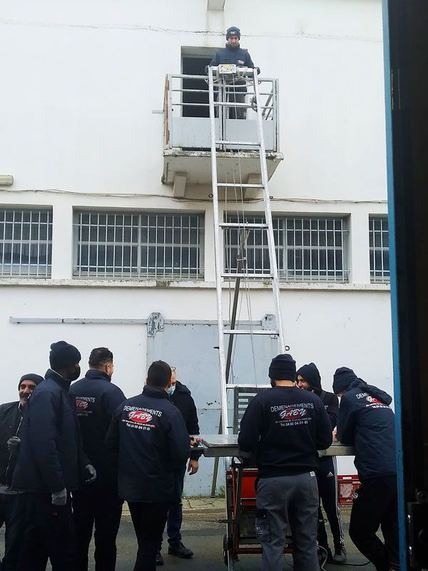 Monte-meubles avec plateau