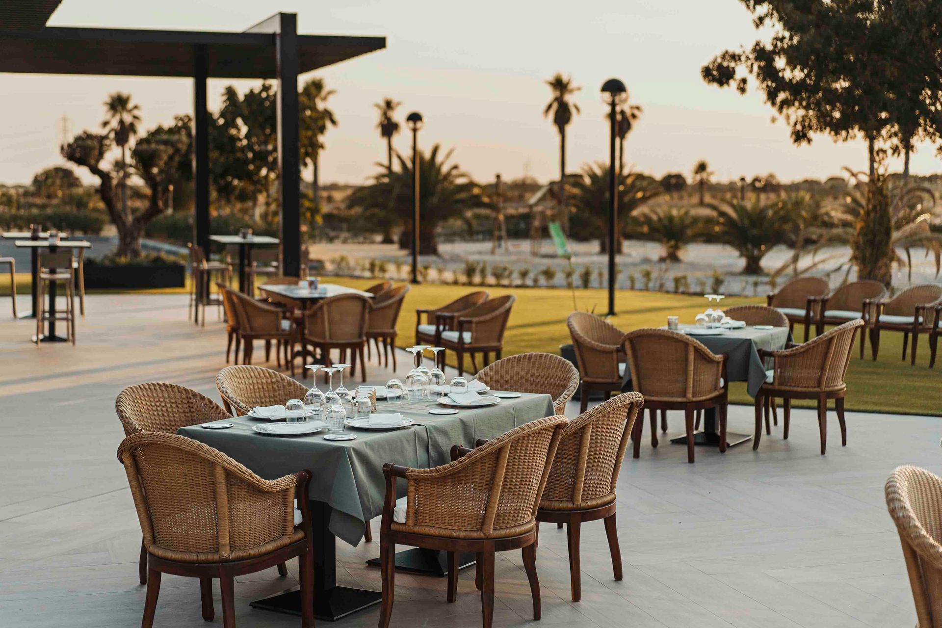 Un restaurante con mesas y sillas dispuestas en un patio.