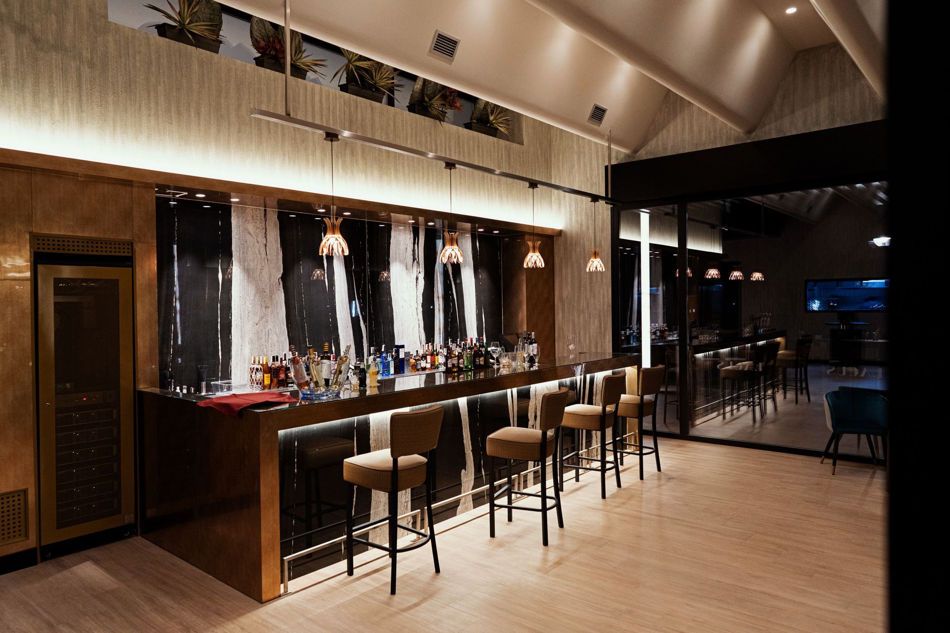 Una gran sala con un bar y sillas.