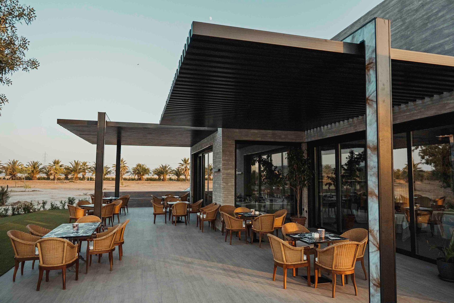 Un restaurante con mesas y sillas bajo un dosel.