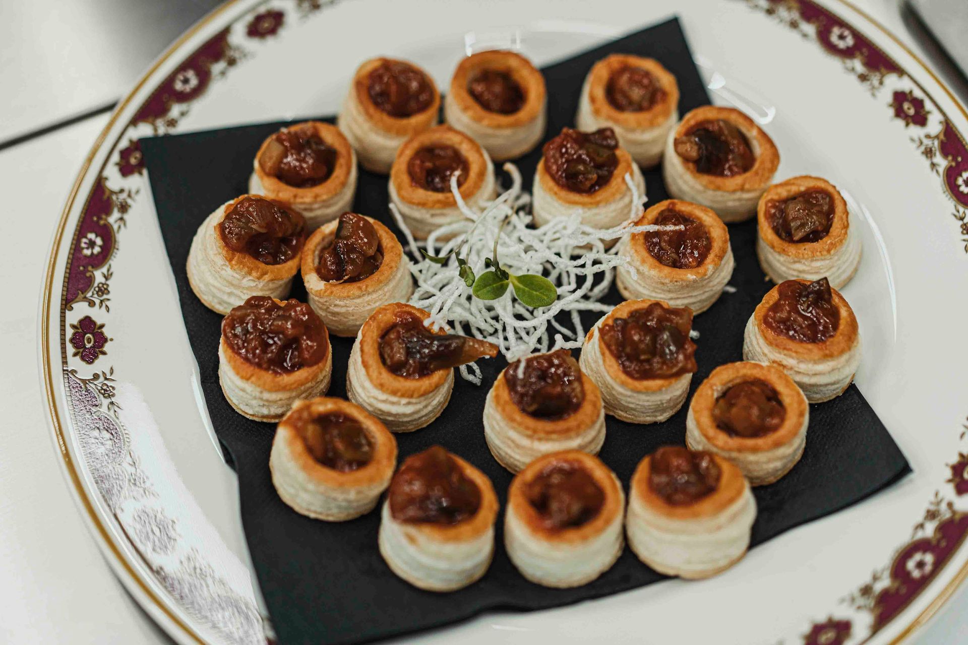 Un plato de comida en una servilleta sobre una mesa.