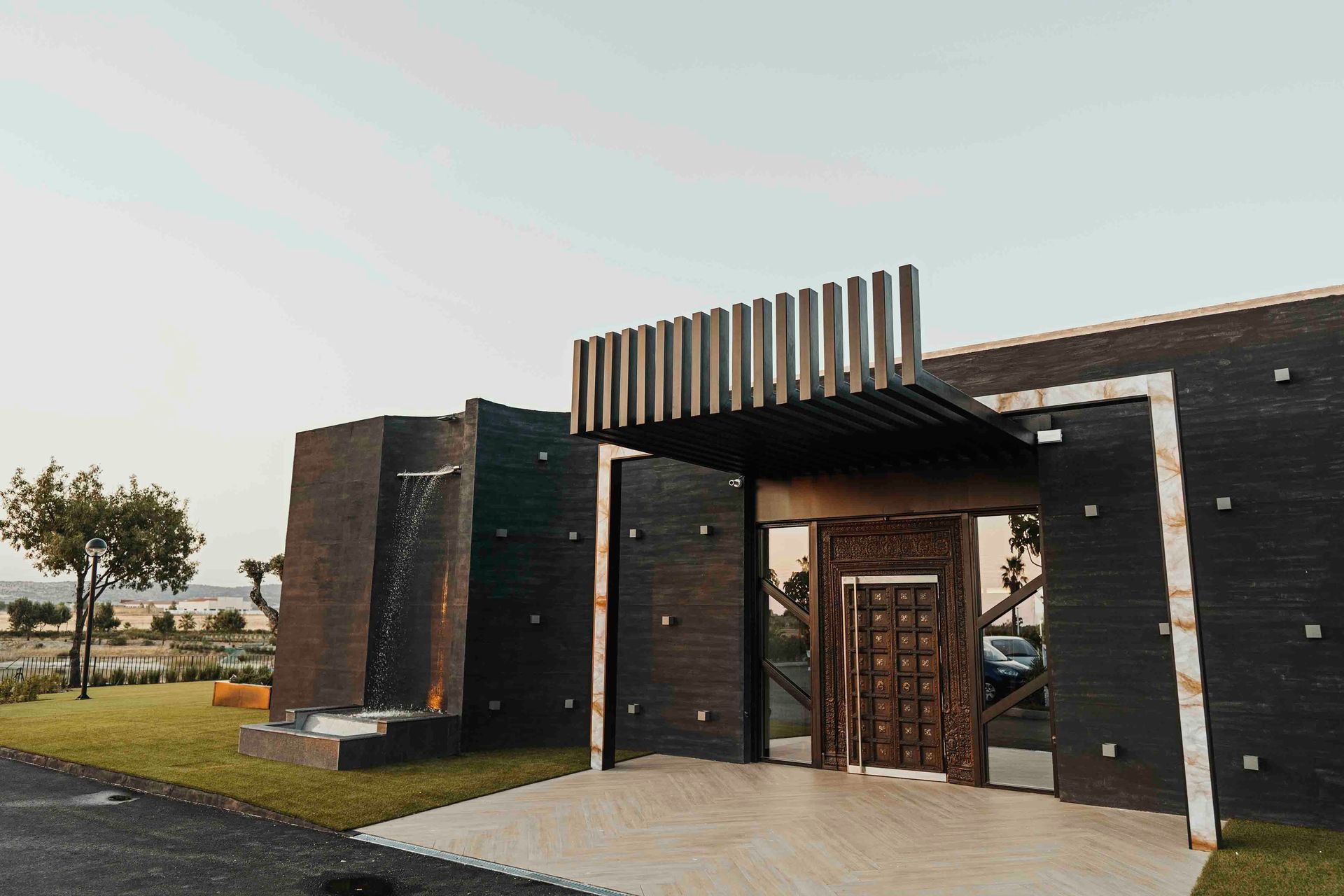 Un gran edificio negro con un dosel sobre la entrada.