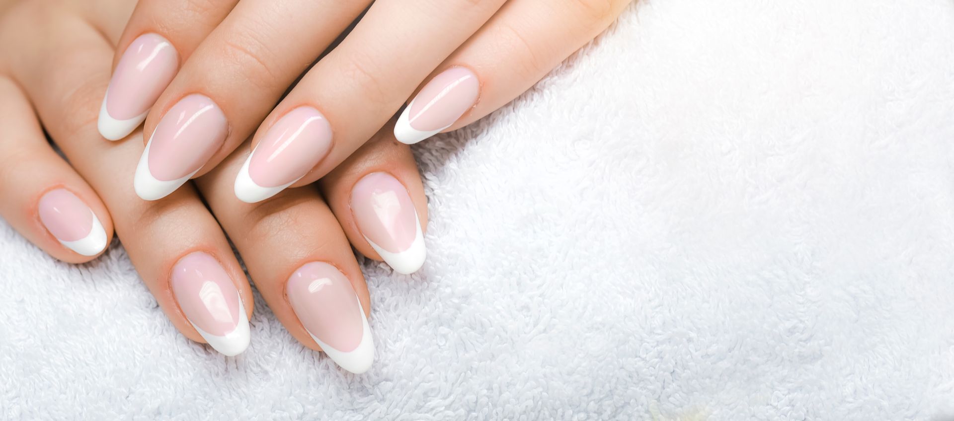 Mains avec french manucure aux ongles