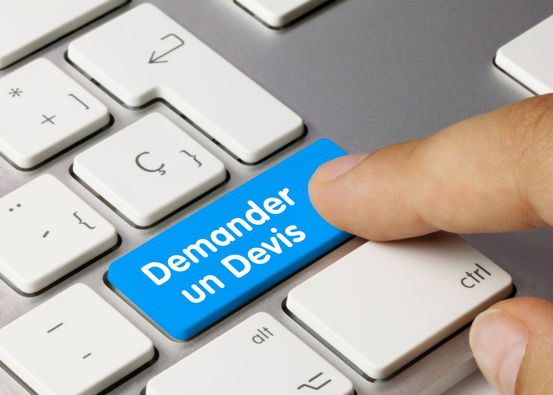 Clavier avec une touche bleue