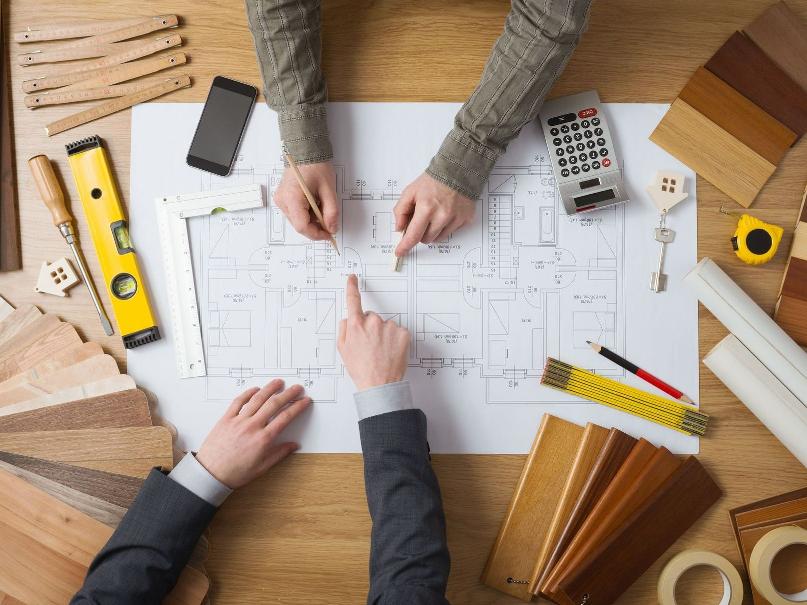 4 mains autour d'un plan