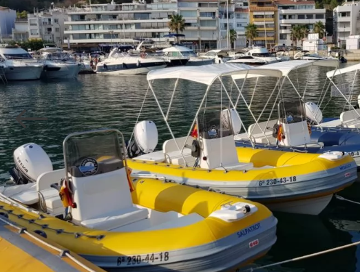 Dos barcos amarillos están atracados uno al lado del otro en un puerto.