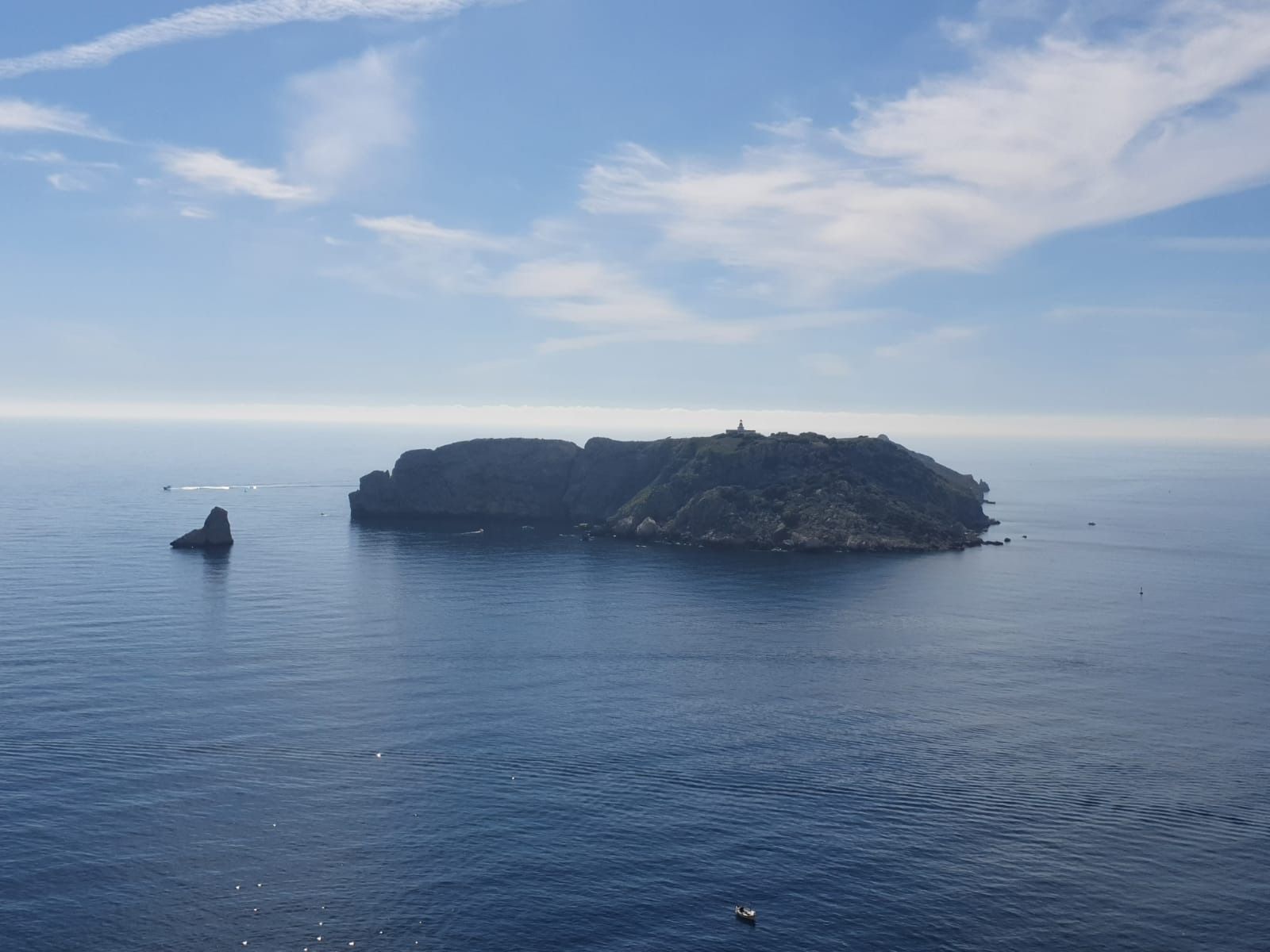 Una pequeña isla en medio del océano