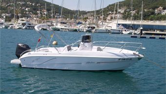 Una lancha motora blanca con consola central, una franja negra en el casco y un toldo bimini negro, vista de perfil.