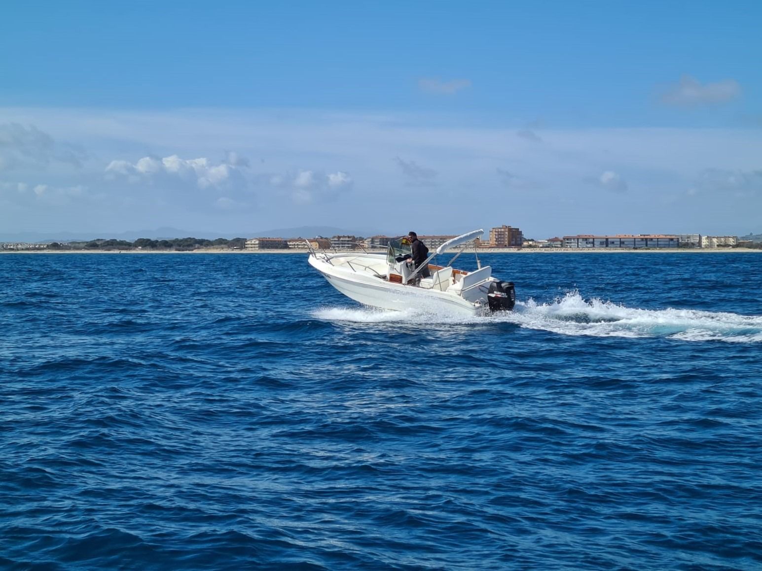 Un barco está flotando sobre una gran masa de agua.