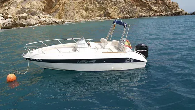 Un barco blanco flota sobre un cuerpo de agua.