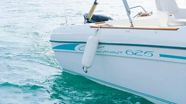 Un barco blanco flota sobre un cuerpo de agua.