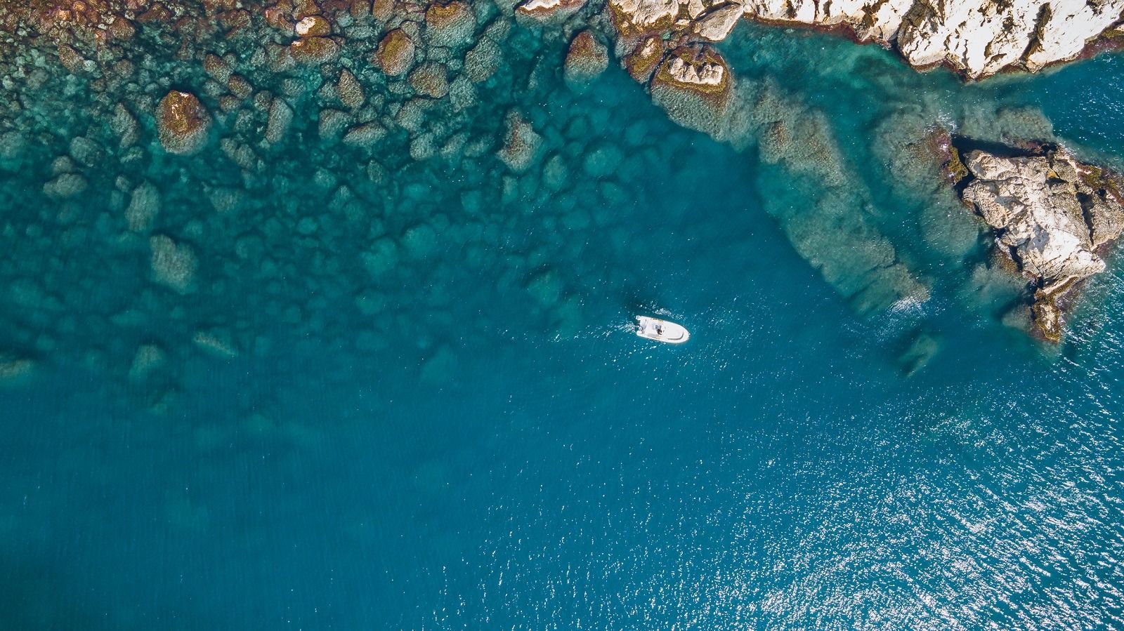 Una vista aérea de un barco en medio del océano.