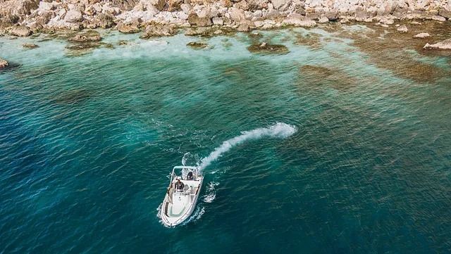 Una vista aérea de un barco flotando sobre un cuerpo de agua.