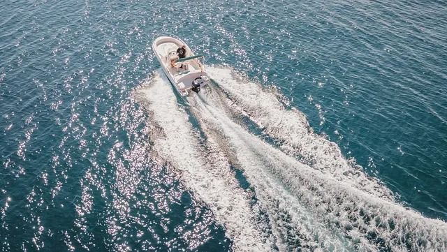 Una vista aérea de un barco flotando sobre un cuerpo de agua.