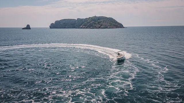 Una vista aérea de un barco flotando sobre un cuerpo de agua.