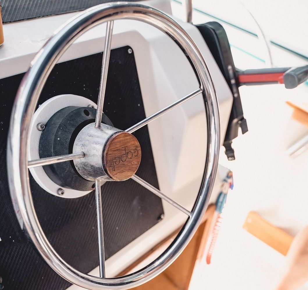 Un primer plano de un volante en un barco.