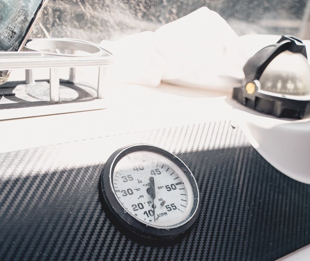 Un termómetro en el tablero de un automóvil muestra una temperatura de 59 grados.