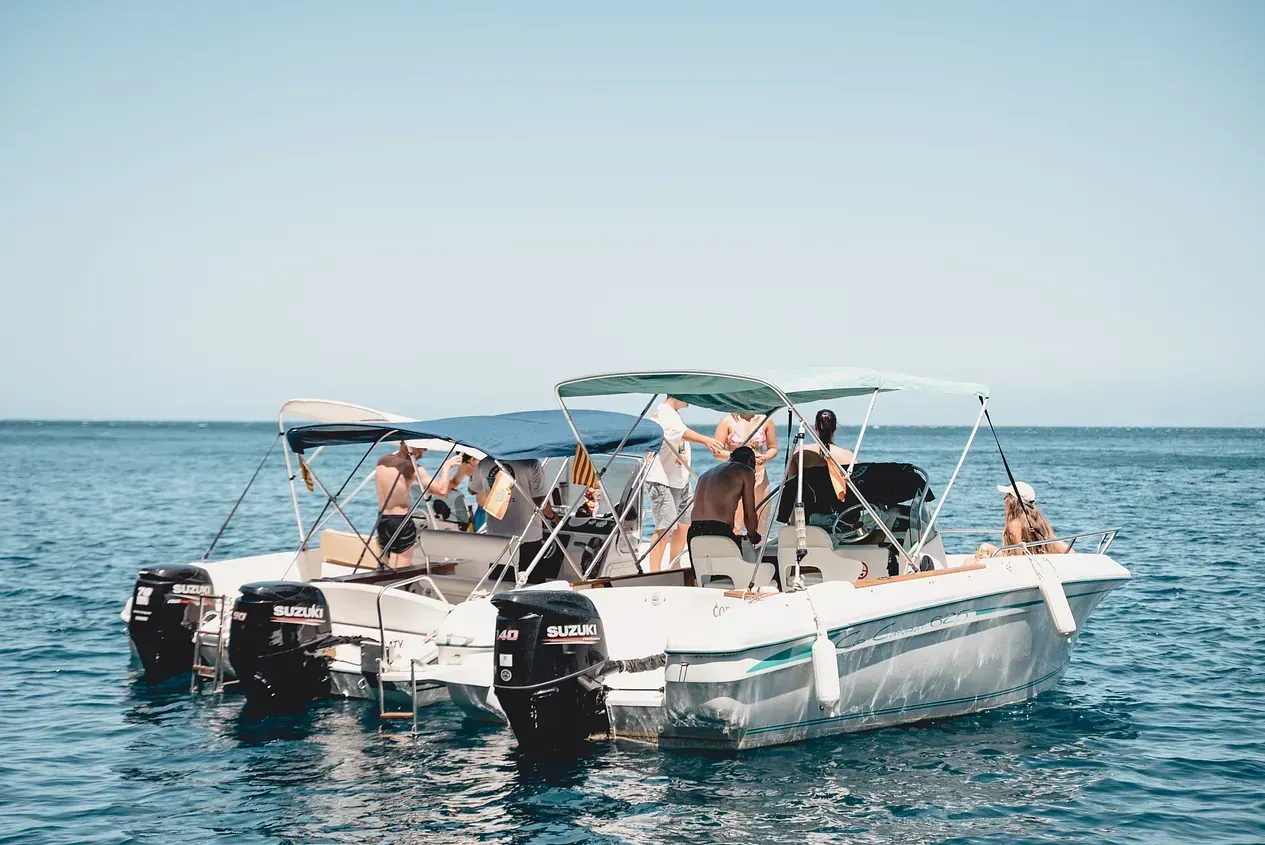 Un grupo de personas viajan en un barco en el océano.